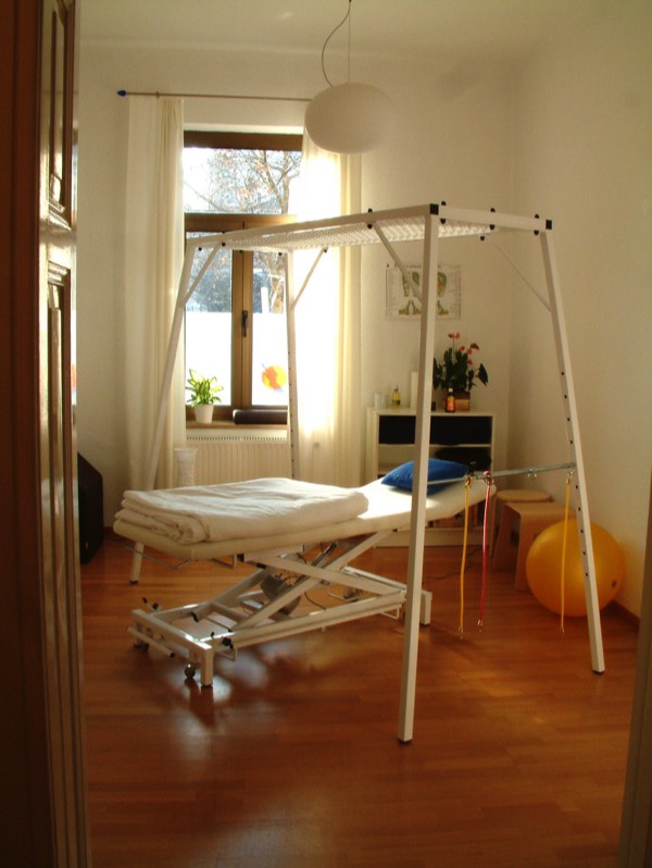 Praxis für Physiotherapie in Fürth - Behandlungsraum 2 - Schlingentisch